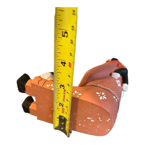 Story Teller Pueblo folk art clay figurine w 5 children 6" tall unsigned, tag - Picture 9 of 10